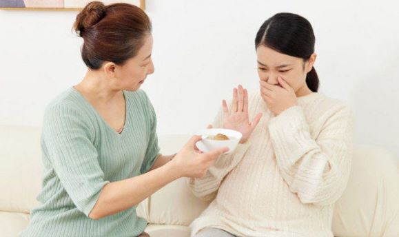 Lương hưu 10 triệu vẫn lên phố chăm con dâu bầu, tôi gạt nước mắt khi thấy tên mình được lưu trong điện thoại