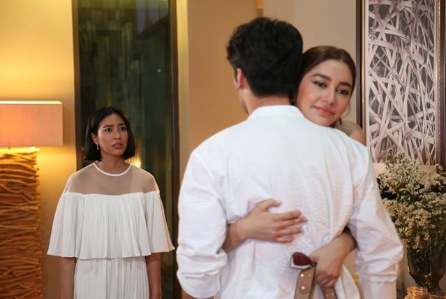 Rủ chồng đi chơi cuối tuần thì anh gắt "có hẹn cà phê với thằng bạn rồi", song cảnh tượng đôi nam nữ ở quán ăn khiến tôi "đứng hình" quyết định ly hôn