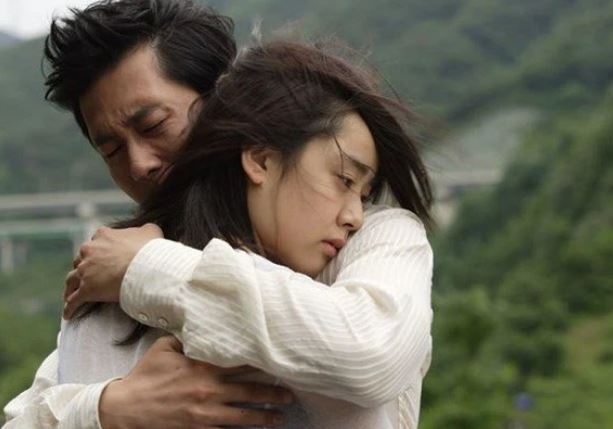 Sau 2 tháng ly hôn, tôi bàng hoàng nhìn thấy vợ cũ đang đứng bần thần ở hành lang bệnh viện