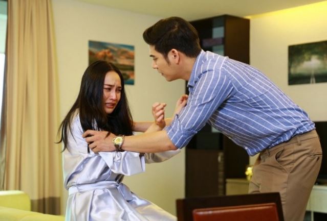 Đêm tân hôn chồng đưa cho 5 tỷ nhưng thấy người đàn ông nấp sau anh, tôi ly hôn gấp