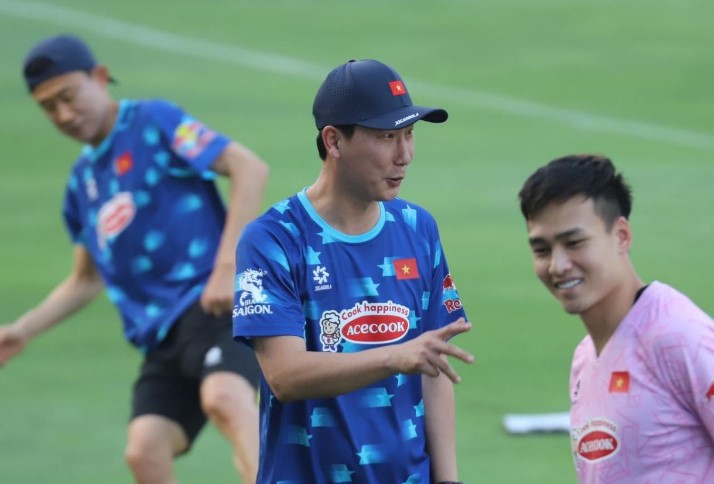 HLV Kim Sang Sik lý giải việc muốn 'làm anh' ở ĐT Việt Nam