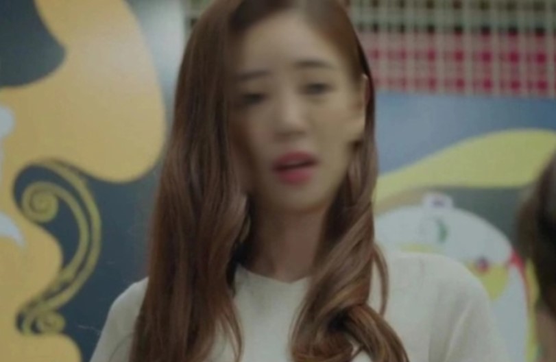 Nửa đêm bị tiếng đập cửa đánh thức, vợ chồng tôi hoảng sợ khi thấy chị hàng xóm tóc tai rối bù đứng trước cửa phòng đòi tắt điều hòa