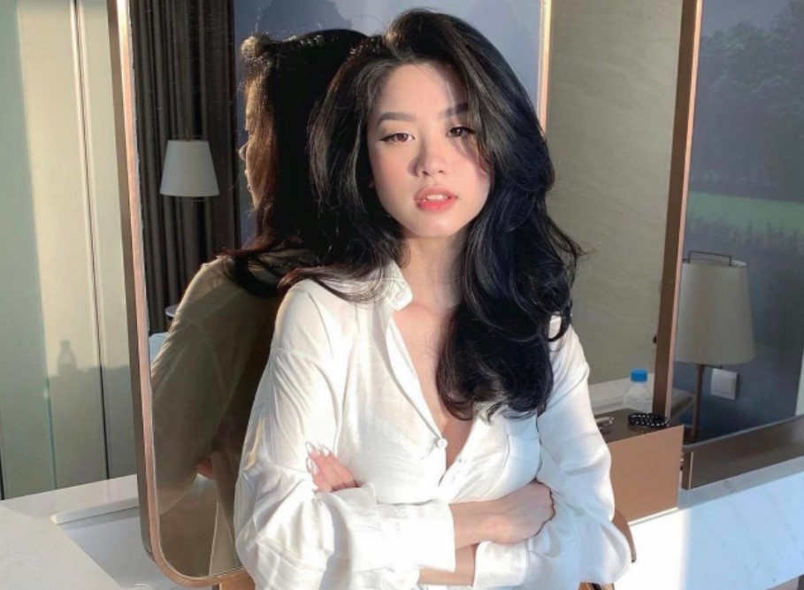 “Tai nạn" khó lường của mỹ nhân nóng bỏng khi đưa điện thoại cho bạn trai thiếu gia