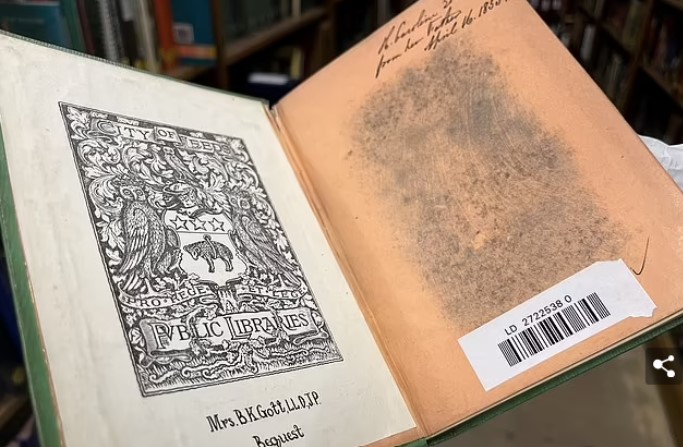 Hóa chất độc hại được tìm thấy trong hơn 200 cuốn sách thế kỷ 19 có thể khiến bạn tử vong ngay lập tức