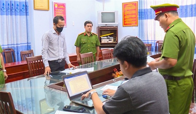 Bắt giam cựu phó giám đốc chi nhánh ngân hàng nhận hối lộ ảnh 1