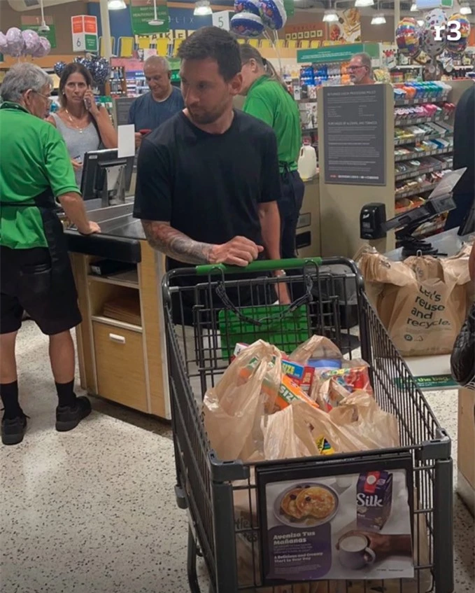 Messi có vẻ không quen với việc đi siêu thị mua đồ