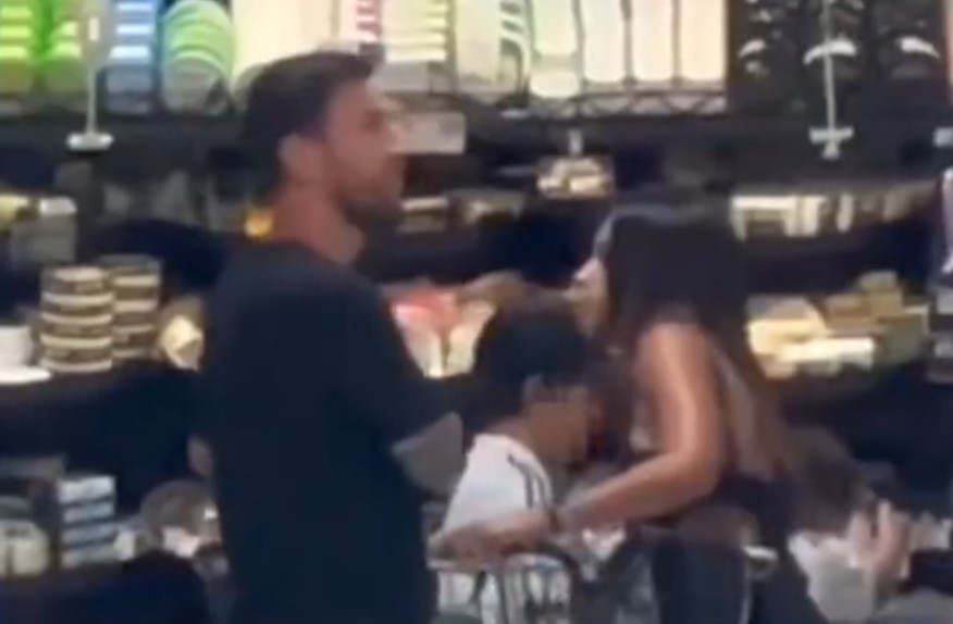 Messi hóa ra cũng giống các anh em cánh mày râu, đi siêu thị mua gì cũng phải hỏi ý kiến vợ