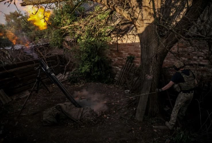Binh lính Ukraine khai hỏa lựu pháo cỡ nòng 120mm về phía quân đội Nga trên tiền tuyến ở khu vực Donetsk. Ảnh: Reuters