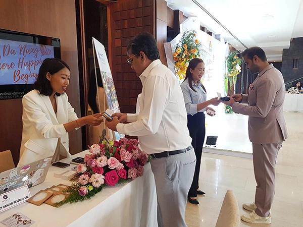 Kết nối kết nối doanh nghiệp giữa các đơn vị cung ứng địa phương với 20 nhà tổ chức sự kiện cưới quốc tế tại hội nghị chiều 5/6.
