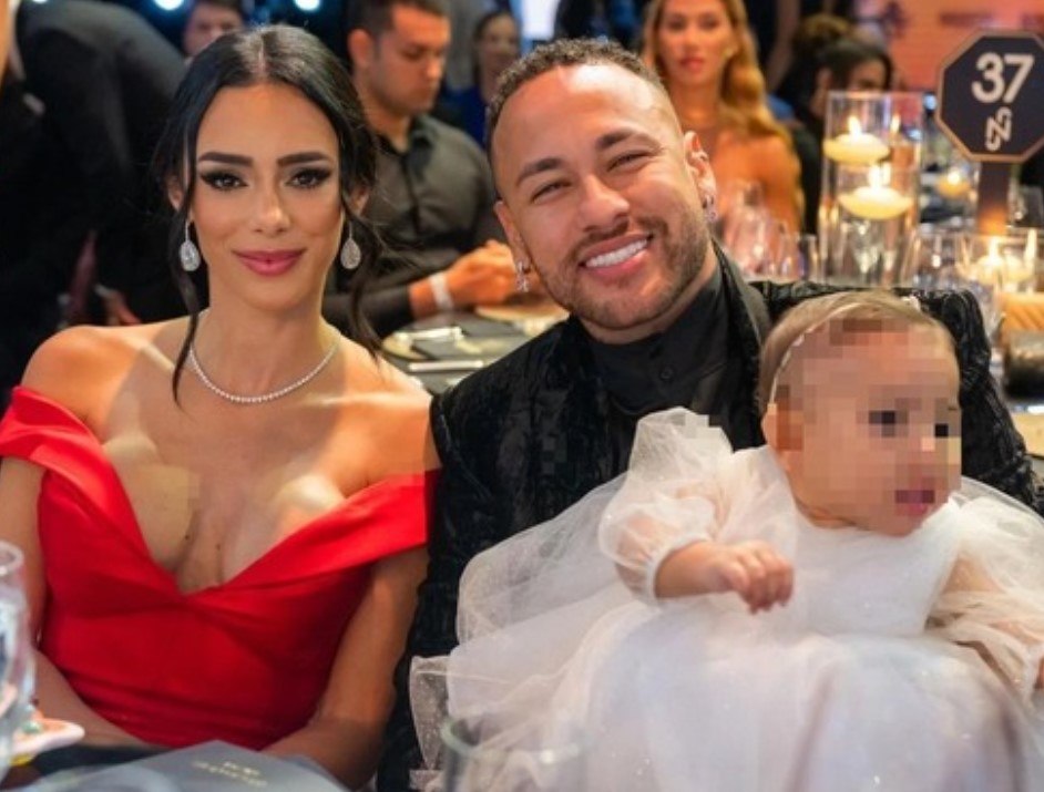 Neymar nhắn tin tán tỉnh người khác dù đang ở cạnh bạn gái, bị chính “tình địch” phát hiện