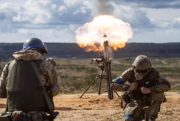 Lính Ukraine huấn luyện quân sự với lính Pháp (Ảnh: AFP).