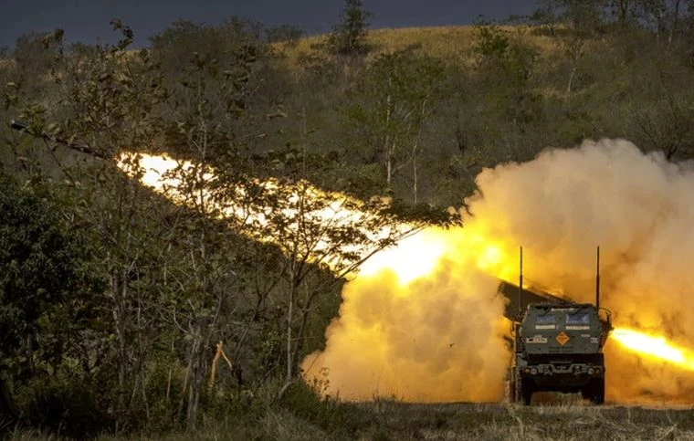 Hệ thống pháo phản lực cơ động cao HIMARS (Ảnh: Getty).