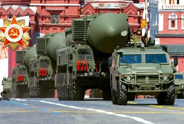 Tổ hợp tên lửa RS-24 của Nga trong một lễ duyệt binh (Ảnh: Getty).