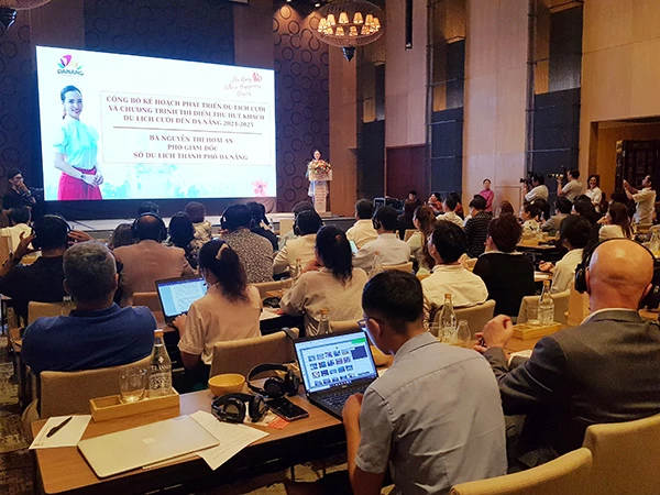 Phó Giám đốc Sở Du lịch Đà Nẵng Nguyễn Thị Hoài An trình bày kế hoạch phát triển du lịch cưới Đà Nẵng giai đoạn 2024 – 2025.