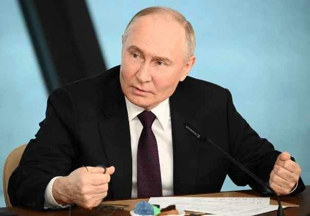 Tổng thống Nga Vladimir Putin phát biểu trong cuộc gặp với các hãng thông tấn quốc tế tại Saint Petersburg ngày 5/6 (Ảnh: Reuters).