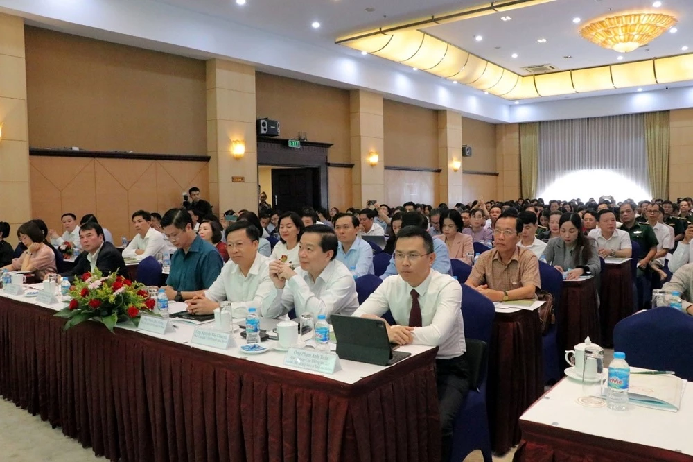 Hơn 300 đại biểu tham dự hội nghị. Hơn 300 đại biểu tham dự hội nghị.