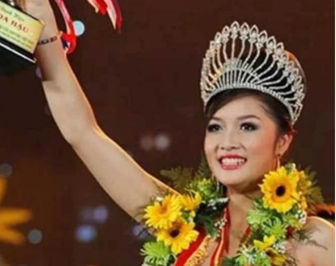 Nhan sắc và cuộc sống hiện tại vô cùng bất ngờ của Hoa hậu Việt duy nhất trả vương miện, rời showbiz theo cách lạ lùng