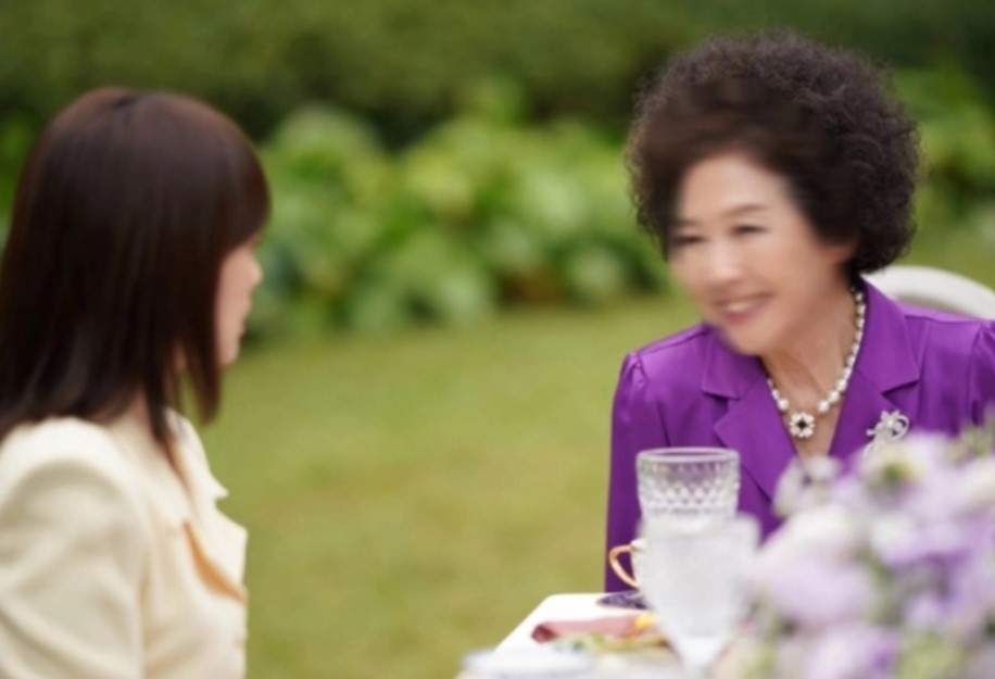 Về nhà bạn trai ăn giỗ, tôi ra sức nấu nướng rửa bát quét dọn, ngờ đâu chỉ một câu của mẹ anh khiến tôi "rơi xuống đáy vực"