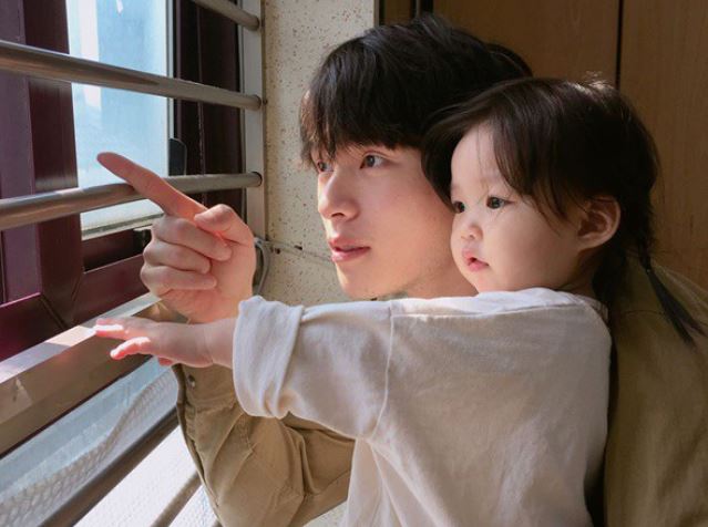 Bố vợ bệnh nặng, chồng tôi cho vay tiền nhưng có một loạt điều kiện buộc tôi đưa đơn ly hôn ngay lập tức