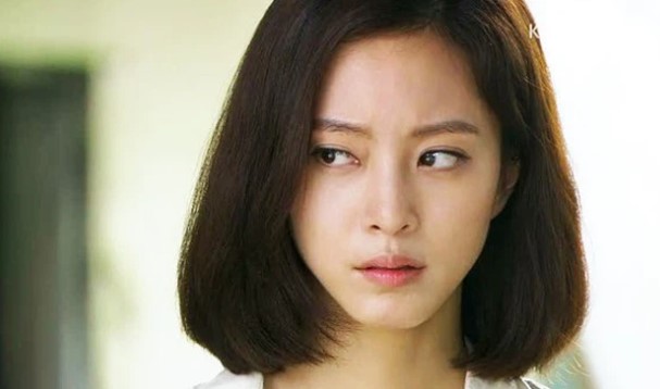 Thấy bố chồng thập thò ngoài cửa, tôi chạy ra thì giật mình khi ông dúi vội vào tay tôi một bọc nilon