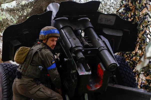 Một binh sĩ Ukraine chiến đấu ở vùng Kharkov (Ảnh: Reuters).