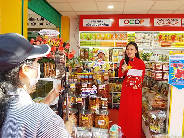 Hoạt động livestream bán hàng tại quầy hàng Việt ở chợ Cồn.