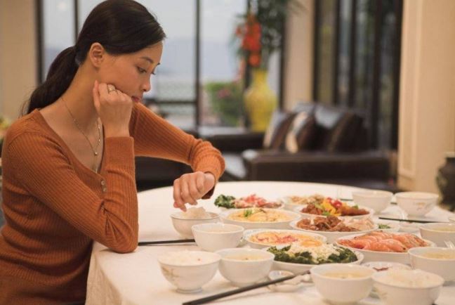 Chồng đi uống rượu 4 giờ sáng mới về, thấy việc anh làm, người vợ đang giận bỗng cười tươi