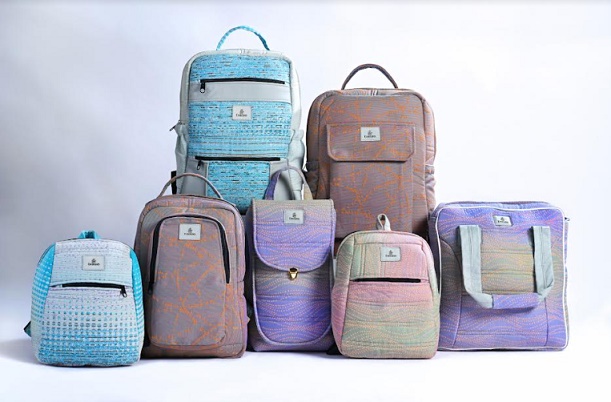 Tặng trẻ em khó khăn cặp sách được tái chế từ nội thất máy bay 