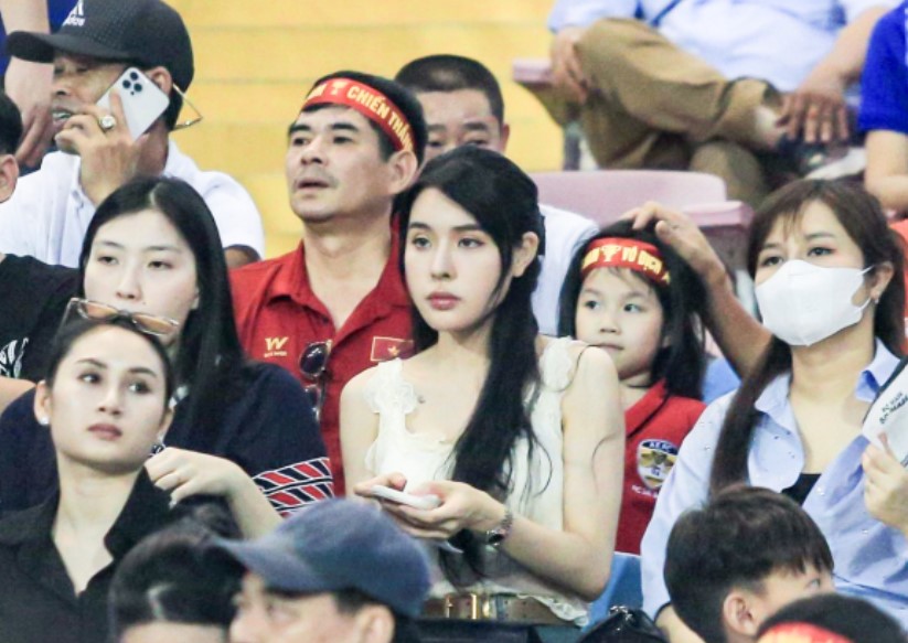 Bạn gái tin đồn của Vũ Văn Thanh cùng vợ Phạm Xuân Mạnh chiếm spotlight trên khán đài Mỹ Đình, cổ vũ ĐT Việt Nam gặp Philippines