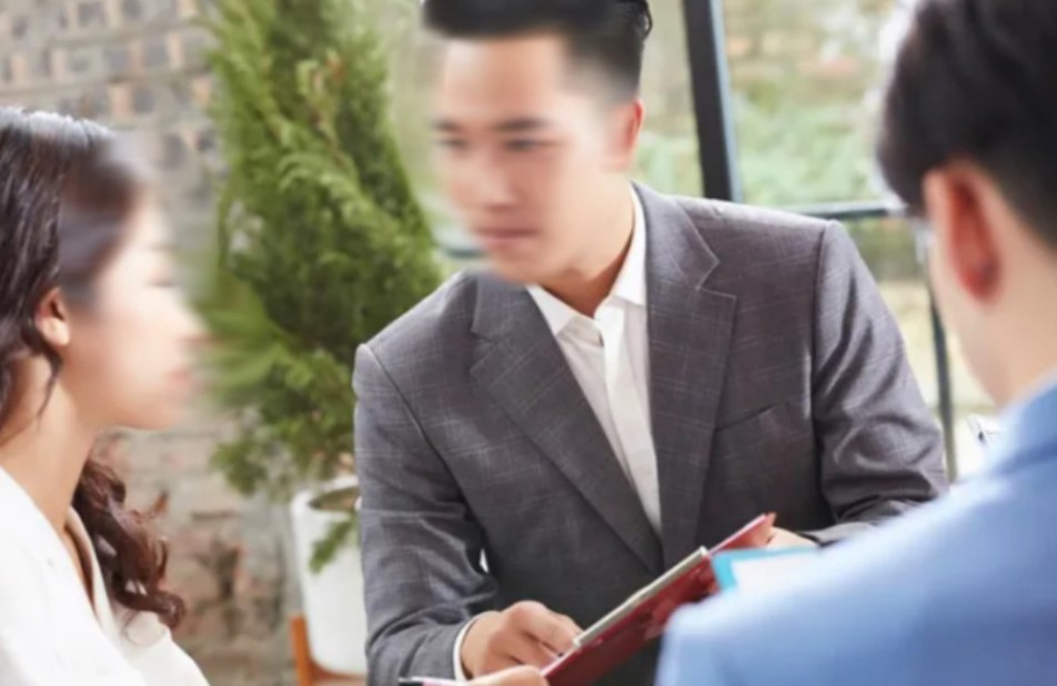 Ngày đầu bước vào công ty mới, tôi choáng váng khi giám đốc lại là chồng cũ của mình: Cuộc hôn nhân ngắn ngủi nhưng vết thương lòng rất sâu