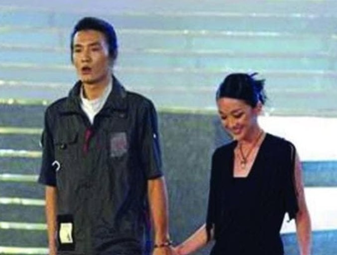 Sau khi chia tay Châu Tấn, anh nhảy từ tầng 14 xuống và chết thảm, trải nghiệm cuộc sống nổi tiếng của anh khiến người ta phải thở dài