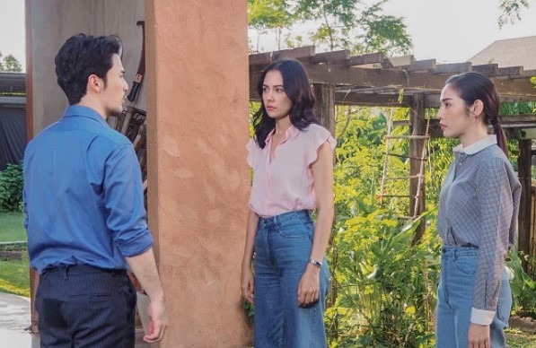 Nhận tin bố chồng đổ bệnh, tôi hộc tốc về nhà để rồi rụng rời khi nghe cuộc tranh cãi nổ lửa ngay giữa sân