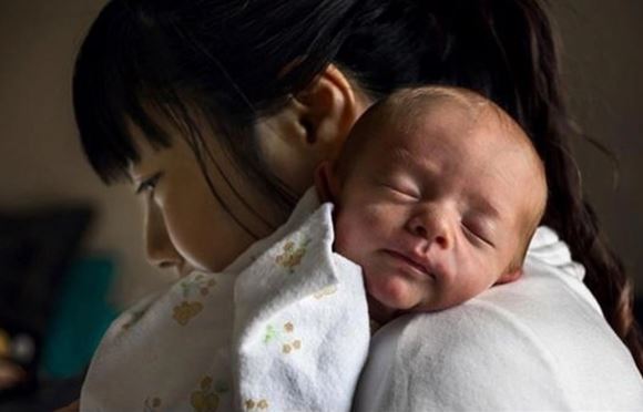 Nửa đêm, chị dâu ôm 2 đứa con chạy đến xin ở nhờ, tôi đã bật khóc và khuyên chị ly hôn chồng nhưng chị lắc đầu nói một câu khiến tôi ngao ngán