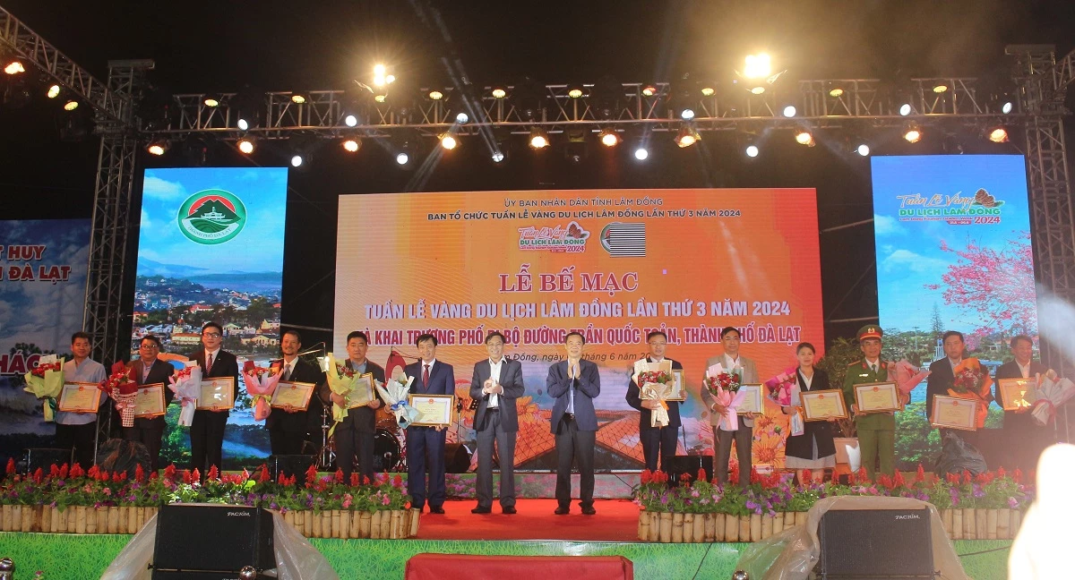 Lãnh đạo tỉnh Lâm Đồng tặng bằng khen cho 12 tập thể đã có nhiều thành tích góp phần tổ chức thành công Tuần lễ vàng du lịch Lâm Đồng năm 2024.
