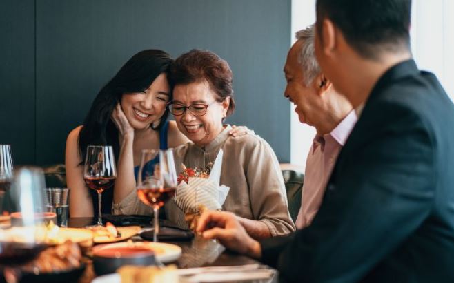 Sinh nhật mẹ chồng, các con đều tặng quà đắt đỏ nhưng bà lại lấy ra một hộp đầy vàng khiến chúng tôi phải lén lau nước mắt