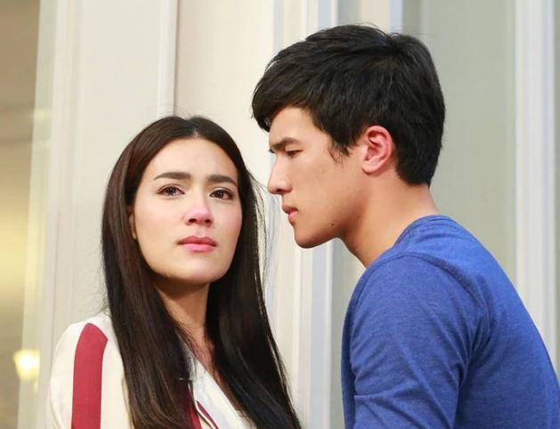 Thông báo tin trượt ghế Giám đốc, cứ tưởng vợ sẽ giận lắm, ngờ đâu cô ấy hớn hở rút tờ đơn ly hôn ra xé nát rồi nói một câu khiến tôi chết lặng