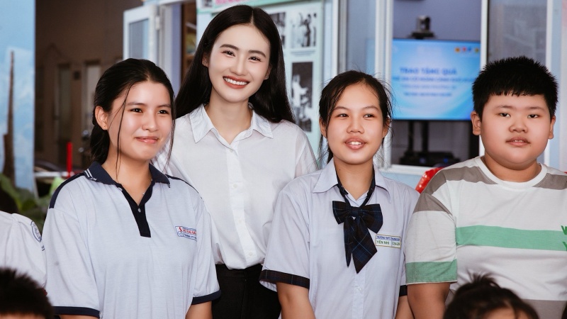 Hoa hậu Ý Nhi trao gửi yêu thương đến các em nhỏ trong ngày đầu về nước 