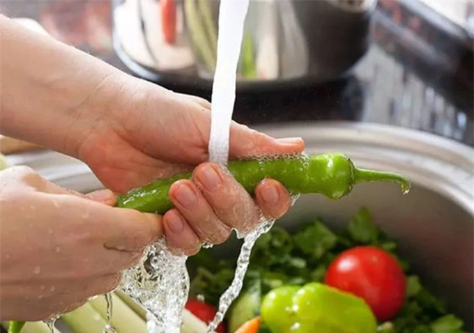   Theo các chuyên gia, rửa rau củ quả dưới vòi nước chảy là cách tốt nhất (Ảnh minh họa)  