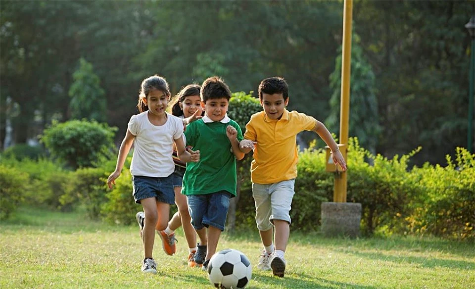 Cách phòng tránh sốc nhiệt ở trẻ khi chơi thể thao ngoài trời