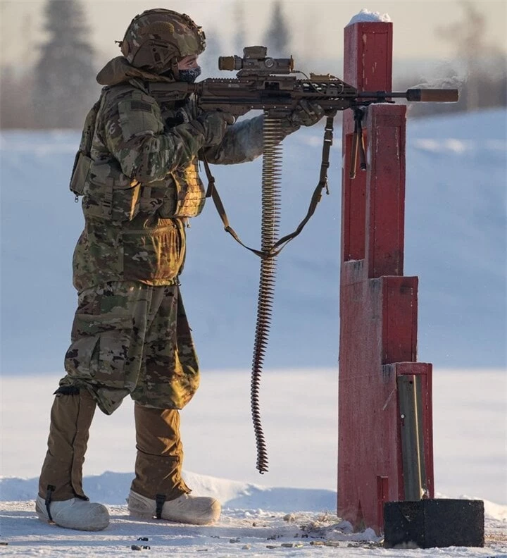 Một người lính bắn súng trường tự động XM250 tại Trung tâm Thử nghiệm Vùng Lạnh của quân đội Mỹ tại Fort Greely, Arkansas, vào ngày 23/1/2024.