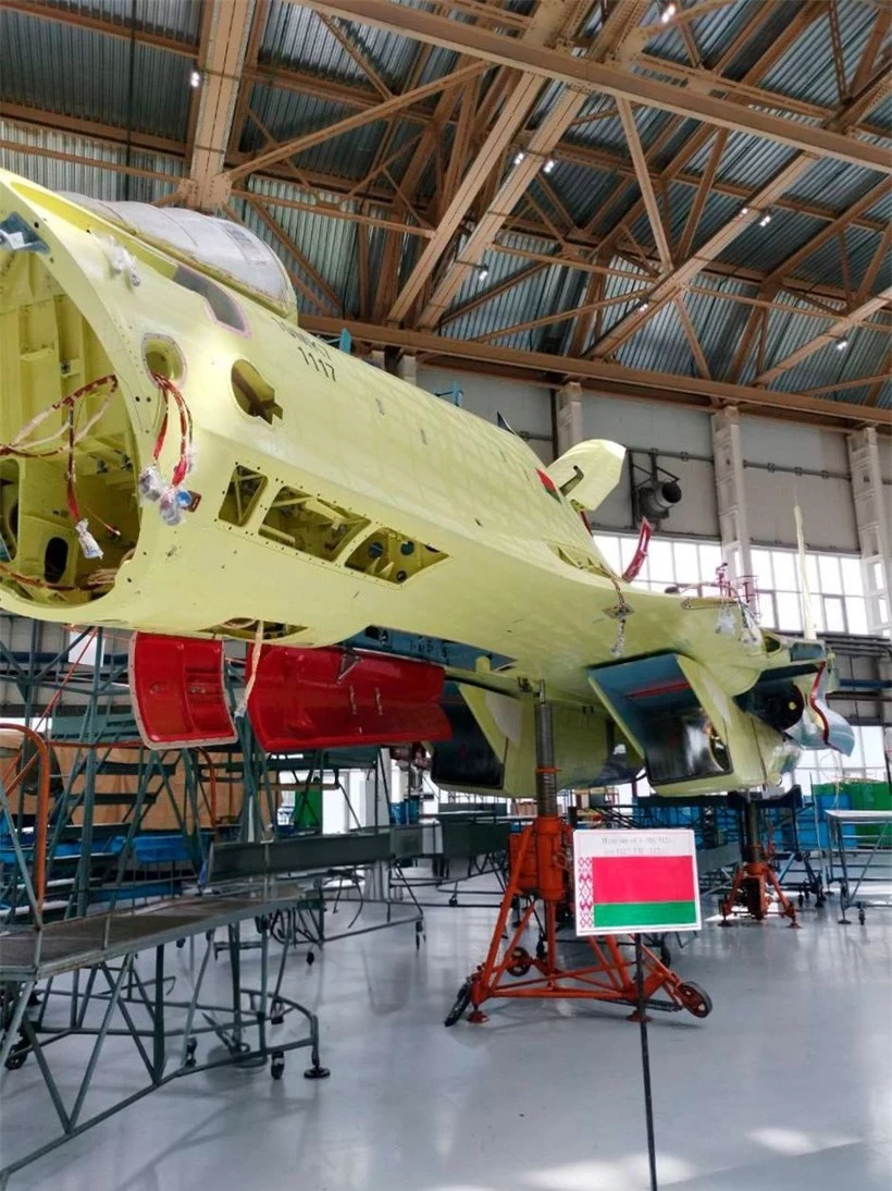 Tiêm kích Su-30SM2 đang được lắp ráp cho Không quân Belarus.