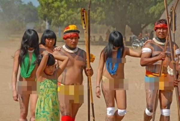 Bộ lạc kỳ lạ không có thói quen mặc quần áo
