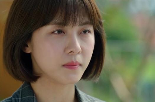 Chị gái bỗng đòi ly hôn với chồng đại gia, mẹ tôi tát cháy mặt nhưng rồi bật khóc nức nở khi đọc tờ giấy nhàu nhĩ chị đưa