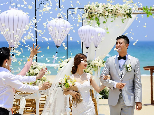 Các cặp đôi người nước ngoài lựa chọn tổ chức đám cưới trên bãi biển Đà Nẵng.