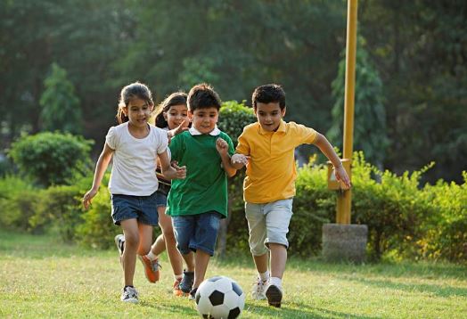 Cách phòng tránh sốc nhiệt ở trẻ khi chơi thể thao ngoài trời