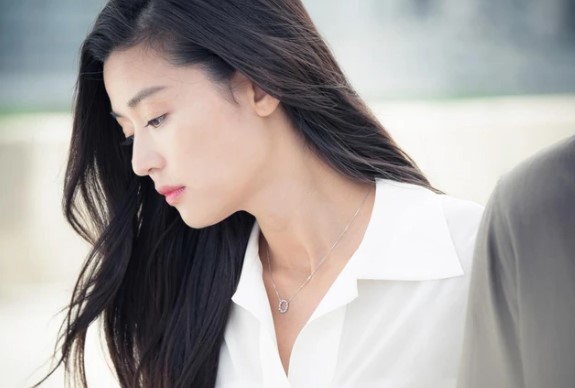 Thấy bố chồng đầu trần đạp xe giữa trưa nắng, tôi lén theo dõi thì bàng hoàng với ngôi nhà mà ông ấy dừng chân