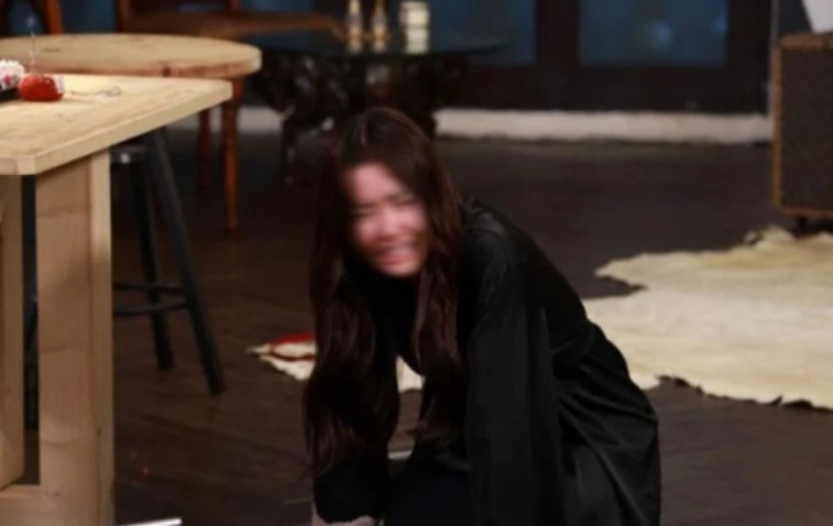 Vào phòng riêng của bạn trai, tôi nhìn xuống gầm giường rồi vội lao ra khỏi phòng: Thứ có mùi như xác thạch sùng lật tẩy bí mật ghê tởm