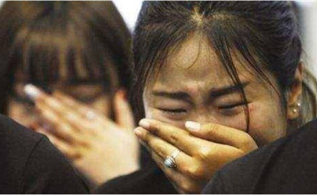 Người yêu cũ đến dự đám tang mẹ tôi, tôi càng khóc dữ hơn khi nhìn thấy chiếc nhẫn trên ngón tay anh ấy