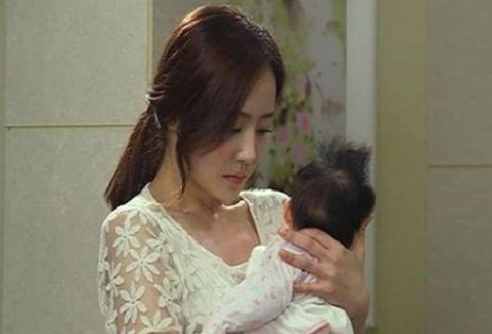 Ngày chị gái bế đứa con thứ 3 về nương tựa, mẹ tôi tức đến ngất lịm