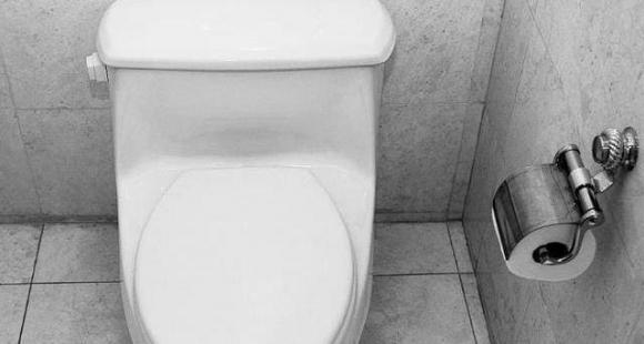 Sau khi đi vệ sinh, nắp bồn cầu mở hay đóng? Lúc nào cũng có người làm bậy, thảo nào gia đình luôn ốm đau